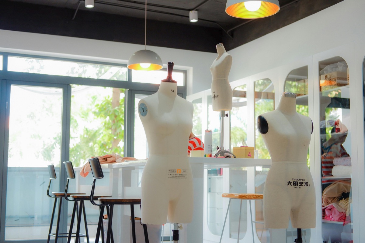 Tailleur africain utilisant l'application SmartCouture dans son atelier de couture moderne